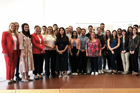 Bildungslandesrätin Daniela Winkler und Bildungsdirektor Alfred Lehner mit den neu in den Dienst getretenen Bundeslehrerinnen und -lehrern.