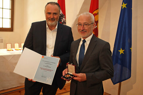 Landeshauptmann Hans Peter Doskozil überreichte Dr. Erich Hechtner das Goldene Ehrenzeichen des Landes Burgenland.