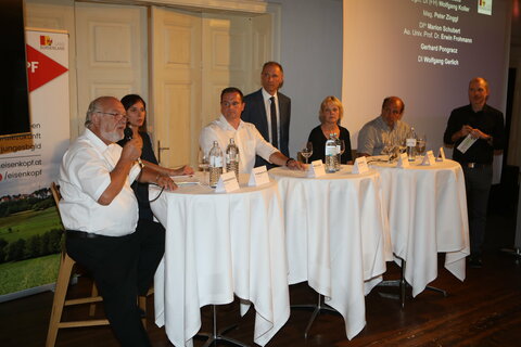Podiumsdiskussion mit Gerhard Pongracz, DI Sabine Tomasits, DI (FH) Wolfgang Koller, Mag. Peter Zinggl, DI Marion Schubert, Ao. Univ. Prof. Dr. Erwin Frohmann und DI Wolfgang Gerlich