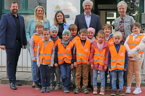 LAndesrätin Winkler brachte den Volksschulkindern in Weiden am See ARBÖ Warnwesten
