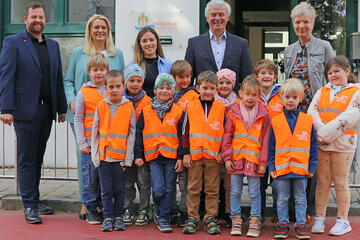 LAndesrätin Winkler brachte den Volksschulkindern in Weiden am See ARBÖ Warnwesten