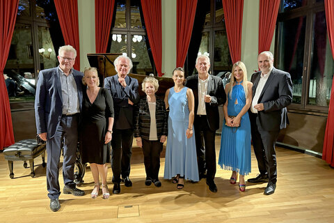 Bayreuths Oberbürgermeister Thomas Ebersberger mit, Johannes, Franz Liszts Ur-Ur-Enkelin Dagny Beidler, Pianist Eduard Kutrowatz sowie Julia Doskozil und Landeshauptmann Hans Peter Doskozil lauschten im Zuge des Festaktes auch der Darbietung von Pianistin Kateryna Titova, die Werke von Franz Liszt, wie die Ungarische Rhapsodie Nr. 10 und den Mephistowalzer, zu Gehör brachte.