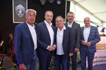 BFV-Burgenlandliga-Obmann Josef Pekovics, Landesrat Leonhard Schneemann, Obmann und Präsident Gerhard Horn, Sport-Landesrat Heinrich Dorner und Oberwarts Bürgermeister Georg Rosner (v.l.) beim Festakt von 111 Jahre SV Oberwart.