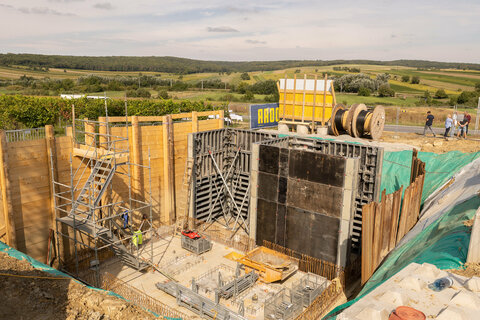 In Neusiedl am See wird derzeit ein Zwischenpumpwerk des Abwasserverbands Großraum Bruck an der Leitha – Neusiedl am See (AVBN) errichtet, das die Abwasserentsorgung in der Region Neusiedl am See verbessern soll.