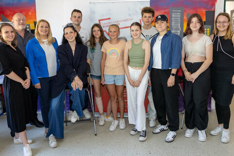 LRin Mag.a (FH) Daniela Winkler lädt Jugendliche zu professionellen Workshops – unter anderem in den Bereichen Content Management und Video – ein.