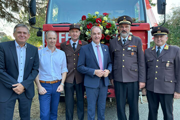 Gruppenbild vor dem neuen Tanklöschfahrzeug mit (v.l.) Bürgermeister Robert Marlovits, Vizebürgermeister Thomas Stefanits, Feuerwehrkommandant Ernst Haubenwallner, Landesrat Dr. Leonhard Schneemann, Landesfeuerwehrkommandant Franz Kropf, Bezirksfeuerwehrkommandant Wolfgang Kinelly.