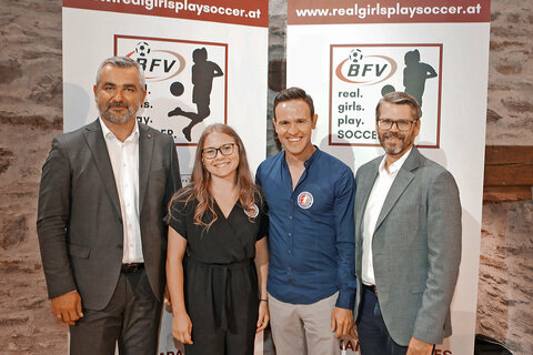 Sportlandesrat Heinrich Dorner, Sportkoordinator Joachim Steiner und Direktor Chris Wagner von der BHAK/BHAS Stegersbach (v.l.) gratulierte Marie Kristin Leitner (2.v.l.) zur Auszeichnung zur Fußballerin des Jahres.