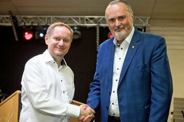 Landeshauptmann Hans Peter Doskozil gratulierte dem TC Güttenbach mit Obmann Gerhard Holper zum 30-jährigen Jubiläum.