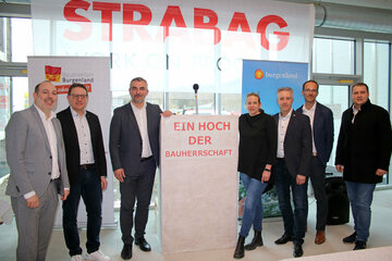 Baudirektor Wolfgang Heckenast (Leiter Baudirektion, Burgenländische Landesregierung), Gerald Goger (Geschäftsführer der Landesimmobilien Burgenland GmbH), Infrastrukturlandesrat Heinrich Dorner, Sonja Janak-Gerdenitsch (Landesimmobilien Burgenland GmbH), Robert Kallinger (STRABAG), Markus Hartberger (STRABAG) und Vizebürgermeister Daniel Sommer (Gemeinde Stoob)