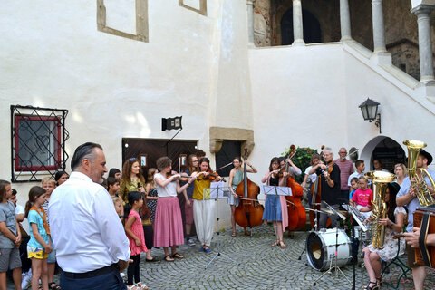 Musikanten spielen bei der 38. Volksliedwoche auf Burg Lockenhaus auf
