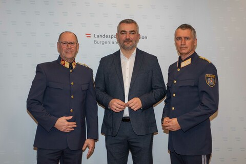 Der Leiter der Landesverkehrsabteilung (LVA), Oberst Andreas Stipsits, Verkehrslandesrat Mag. Heinrich Dorner und Landespolizeidirektor Mag. Martin Huber präsentierten die Verkehrsbilanz 2023 und die Schwerpunkte 2024.