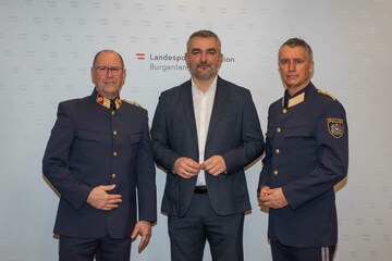 Der Leiter der Landesverkehrsabteilung (LVA), Oberst Andreas Stipsits, Verkehrslandesrat Mag. Heinrich Dorner und Landespolizeidirektor Mag. Martin Huber präsentierten die Verkehrsbilanz 2023 und die Schwerpunkte 2024.