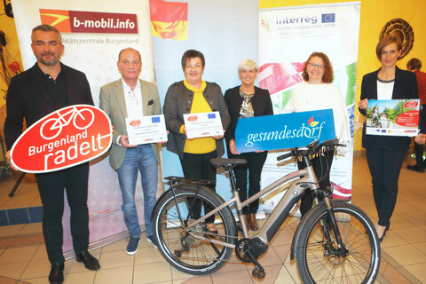 Landesrat Mag. Heinrich Dorner, Bürgermeister Horst Egresich (Kaisersdorf), Bürgermeisterin Michaela Raber (Rauchwart), Gemeinderätin Elvira Hanzl (Rauchwart), Sonja Glatz, MA (Gesundes Dorf) und DI Christine Zopf-Renner, Leiterin der Mobilitätszentrale Burgenland (v.l.).