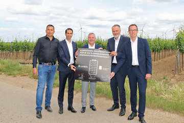 Vor einer Windenergie-Anlage der Burgenland Energie, deren Strom  künftig Strom in CMBlu-Speicher fließen soll: v.l. Dr. Peter Geigle (m.), Gründer und CEO der CMBlu Energy AG, BE-CEO Stephan Sharma, DI Manfred Eibeck, Steyr Automotive GmbH, Kooperationspartner, LH Hans Peter Doskozil, BE-CFO Reinhard Czerny, MBA