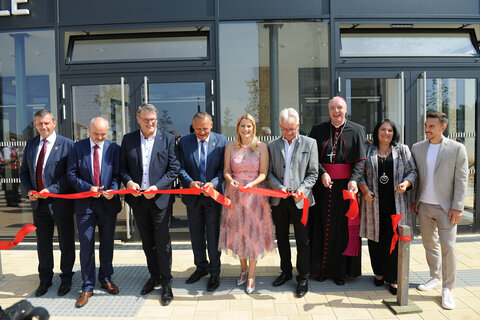 Vizebürgermeister Gerold Eder (Bruckneudorf), Bildungsdirektor Heinz Josef Zitz, OSG-Geschäftsführer Alfred Kollar, Bürgermeister Gerhard Dreiszker, Landesrätin Daniela Winkler, Bürgermeister Gerhard Weil (Bruck/Leitha), Bischof Ägidius Zsifkovics, Volksschuldirektorin Edith Novak und Mario Horvath (Amtsleiter von Bruckneudorf)