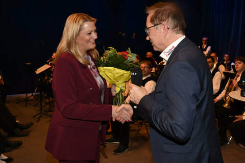 Landesobmann Peter Reichstädter überreichte Landesrätin Mag.a (FH) Daniela Winkler im Zuge des ORF Frühschoppens einen Blumenstrauß.