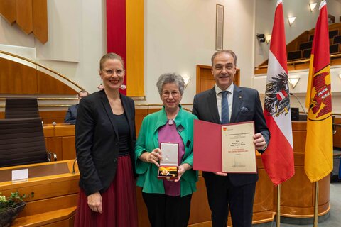 (v.l.) Landeshauptmann-Stellvertreterin Anja Haider-Wallner, Klubobfrau a.D. Regina Petrik (Komturkreuz), Landesrat Leonhard Schneemann.
