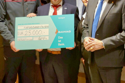 Landesrat Dr. Leonhard Schneemann mit BAWAG Oberwart-Filialleiter Thomas Stanzel sowie Mitarbeiterinnen und Mitarbeitern sowie Ehrengästen bei der heutigen Eröffnung der modernisierten BAWAG-Filiale in Oberwart.