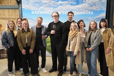 Stephanie Lechner (Wien Nord Serviceplan), Teresa Marterbauer (Wien Nord Serviceplan), Verena Kehr(Mediaplus Austria), Burgenland Tourismus-CMO Kurt Kaiser, Burgenland-Markenbotschafter Nicholas Ofczarek, Raffael Maltrovsky (MFilm), Marlene Michel (Mediaplus Austria), Pia-Francesca Murana (Mediaplus Austria), Nicole Jandrasits (Burgenland Tourismus Marketing)und Tanja Rainprecht (Burgenland Tourismus Marketing)
