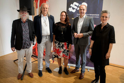 Landesrat Dr. Leonhard Schneemann (Mitte) mit dem scheidenden Geschäftsführer Alfred Masal, Autor und Regisseur Peter Wagner, Neo-Geschäftsführerin des OHO Nora Demattio und OHO-Obfrau Eveline Rabold (v.l.).