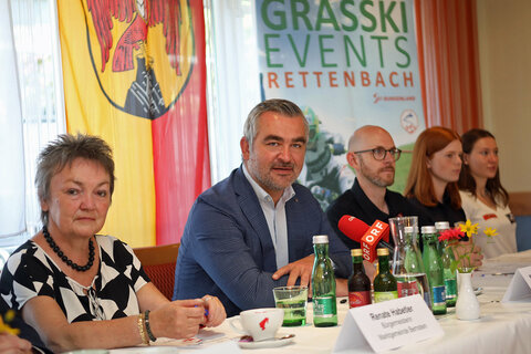 Sport-Landesrat Heinrich Dorner (im Bild mit Bürgermeisterin Renate Habetler, Obmann Thomas Auer sowie Tina Hetfleisch und Emma Eberhardt) bei der Pressekonferenz im Gasthaus Bock in Rettenbach.
