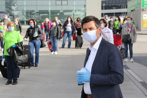 Soziallandesrat Christian Illedits begrüßte die PersonenbetreuerInnen aus Kroatien am Flughafen in Wien Schwechat.