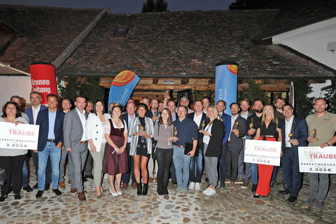 Die Sieger in den jeweiligen Kategorien mit Landesrat Heinrich Dorner, GF Didi Tunkel, Obmann Herbert Oschep, LH-Stvin. Astrid Eisenkopf, Weinkönigin Hannah I., Präs. Andreas Liegenfeld, Präs. Johannes Schmuckenschlager und GF Christian Zechmeister