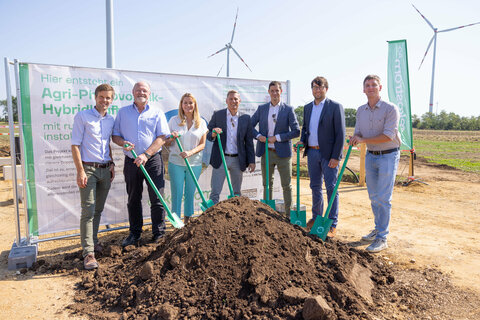 Landesrätin Daniela Winkler mit Parndorfs Bürgermeister Wolfgang Kovacs, Jan Häupler, Vorstandsmitglied der oekostrom AG, Christoph Ehrenhöfer, Geschäftsführer der Stadtwerke Hartberg, und  Julian Tiencken, Geschäftsführer von Green Planet Projects beim Spatenstich.