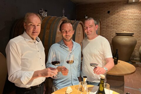 Wirtschaftslandesrat Leonhard Schneemann mit Georg Prieler und Weintourismusobmann Herbert Oschep (v.l.).