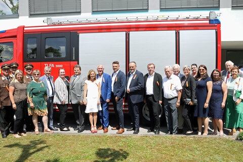 Landeshauptmann Hans Peter Doskozil mit allen Ehrengästen bei der Jubiläumsfeier mit Feuerwehr-Fahrzeugweihe.
