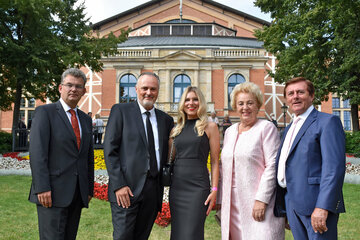 Höhepunkt des dreitägigen Besuchs der burgenländischen Delegation: die Wagner Oper „Der fliegende Holländer“ im Richard-Wagner-Festspielhaus auf dem Grünen Hügel in Bayreuth. V.l.: Protokollchef Manfred Riegler, LH Hans Peter Doskozil mit seiner Verlobten Julia Jurtschak, LT-Präs.in Verena Dunst mit Gatten Manfred Dunst