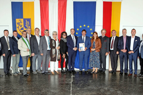 Landesrat Dr. Leonhard Schneemann mit Bürgermeister Franz Wachter und Vizebürgermeister Herbert Weber sowie allen Ehrengästen im „KOMM‘ Zentrum“ Deutsch Schützen.