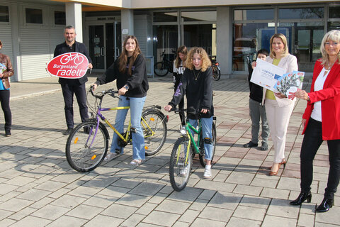 Verkehrs- und Sportlandesrat Mag. Heinrich Dorner, Bildungslandesrätin Mag.a (FH) Daniela Winkler, Bürgermeisterin LAbg. Elisabeth Böhm und Direktor OSR Dir. Nikolaus Dinhof, MA, mit Schülerinnen und Schülern der Sportmittelschule Neusiedl am See