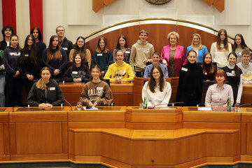 Bildungslandesrätin Mag. (FH) Daniela Winkler (hinten, Mitte) stand den Schülerinnen und Schülern des Gymnasiums Neusiedl am See Rede und Antwort.