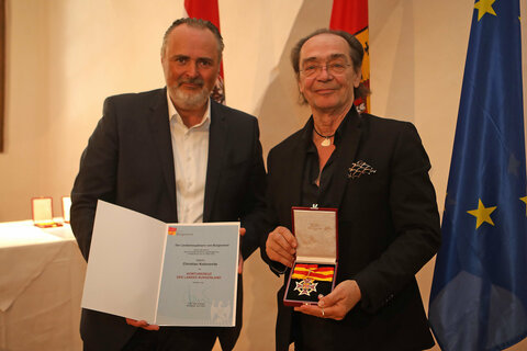 Landeshauptmann Hans Peter überreichte an Christian Kolonovits das Komturkreuz des Landes Burgenland.