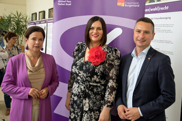 Landeshauptmann-Stellvertreterin Mag.a Astrid Eisenkopf (Mitte) mit Landtagspräsident Robert Hergovich (r.) und Direktorin DDr.in Barbara Glück von der KZ-Gedenkstätte Mauthausen (l.) bei der Ausstellungseröffnung vor dem Landtagssitzungssaal im Landhaus Eisenstadt.