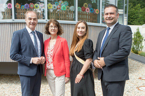 Landesrat Dr. Leonhard Schneemann bei der Eröffnung mit Direktorin Marlies Gesslbauer (Volksschule), Vizebürgermeisterin Christine Kotschar und Bürgermeister Stefan Laimer (v.l.) vor dem neuen Schulkomplex in Bad Tatzmannsdorf.