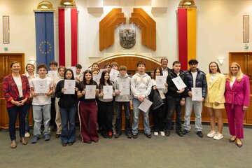 Schülerinnen und Schüler der Polytechnischen Schule Eisenstadt bekamen am Freitag im Landhaus in Eisenstadt ihren Finanzführerschein überreicht.