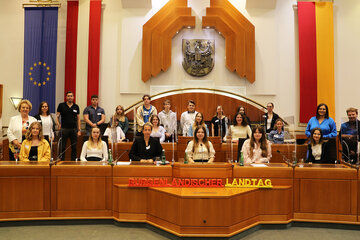 Landeshauptmann-Stv. Mag.a Astrid Eisenkopf (2.v.r. stehend) und Landtagspräsidentin Verena Dunst (links stehend) mit der ersten Gruppe der Schülerinnen und Schüler der Handelsakademie Neusiedl am See.