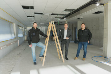 KDS-Geschäftsführer Markus Schantl, Landesrat Dr. Leonhard Schneemann und Geschäftsführer Markus Dissauer (v.l.) beim Lokalaugenschein des künftigen Firmengebäudes der KDS GmbH