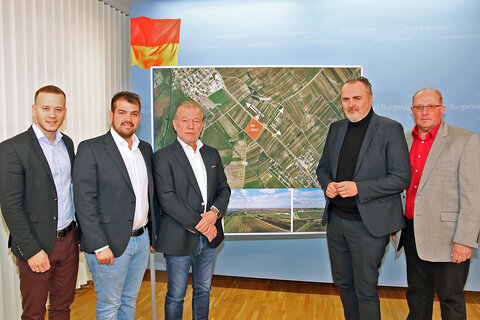 LH Hans Peter Doskozil informierte gemeinsam mit Mag. Heinz Fellner, Projektverantwortlicher für Spitalsneubauten im Burgenland, und Gols-Vizebürgermeister Hans Hackstock über die weiteren Schritte im Bauvorhaben KH Gols. v.l.: NRAbg. Maximilian Köllner MA, LAbg. Kilian Brandstätter, Mag. Heinz Fellner, LH Hans Peter Doskozil, Gols-Vizebürgermeister Hans Hackstock
