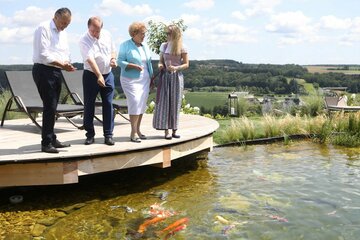 Landeshauptmann Hans Peter Doskozil (l.), Johann Haberl, Landtagspräsidentin Verena Dunst und Daniela Lakosche beim Fischteich.　