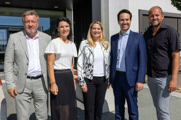 Bildungsdirektor Alfred Lehner, Carina Pinzker (Organisationsteam LuFC), Landesrätin Daniela Winkler, Bundesminister Christoph Wiederkehr und Daniel Karacsonyi (Organisationsteam LuFC) (v.l.) beim Besuch der Lern- und Feriencamps am Stützpunkt Oberwart