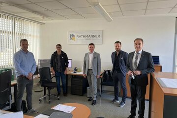 Landesrat Leo Schneemann, Bgm. Trummer und Martin Rathmanner mit Mitarbeitern der Rathmanner GmbH