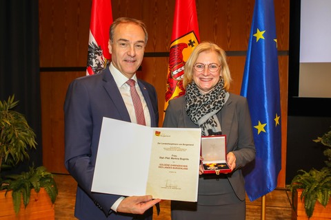Landesrat Dr. Leonhard Schneemann gratulierte Dipl.-Päd. Martina Bugnits zum Goldenen Ehrenzeichen.