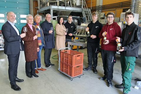Erstabfüllung der Jungfernlese des Muscat noir d’Eisenstadt in der Weinbauschule Eisenstadt: v.l. Burgenland-GF Ing. Georg Schweitzer, Dir.in Prof.in Ing.in. Eva. Ackerl. BEd MA MSc., Weinbauschule Eisenstadt, Projektleiter Ing. Mag. Franz Xaver Lehner, BSc., Bgm. Mag. Thomas Steiner, LH-Stv.in Mag. Astrid Eisenkopf und Tizian Eisner, Stefan Theiler, Matthias Robitza, Lukas Tomsits, alle 4. Jahrgang der Weinbauschule Eisenstadt