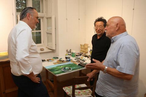 Landeshauptmann Hans Peter Doskozil im Gespräch mit Maler Lee Myoung-Bok und Harro Pirch.