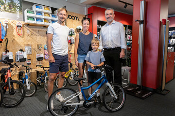 Michael Knopf (Radwelt MichiKnopf, links im Bild) und Landesrat Heinrich Dorner (rechts im Bild) mit dem diesjährigen Gewinner des Hauptpreises bei der Sportinitiative URFIT, Daniel Gettler und Daniels Mutter.