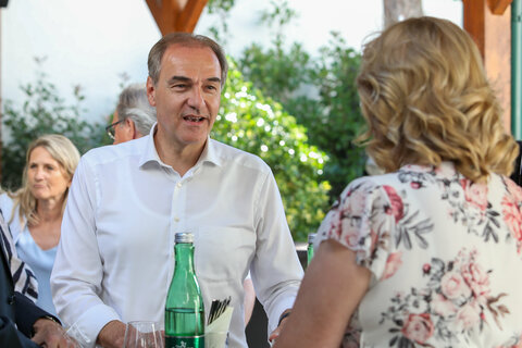 Wirtschaftslandesrat Dr. Leonhard Schneemann im Gespräch am Wirtschaftsstammtisch Burgenland im „The Quarter“ in Andau.