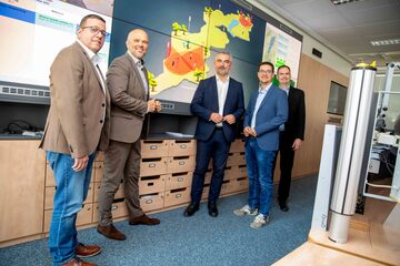 Der für Bevölkerungs- und Katastrophenschutz zuständige Landesrat Mag. Heinrich Dorner mit Ing. Claus Paar, MSc, Leiter des Hauptreferats Katastrophenschutz und Krisenmanagement des Landes Burgenland (l.), LSZ-Leiter Ing. Markus Halwax, MBA (2.v.l.), LSZ Technik-Leiter Nikolaus Tittler, MBA (2.v.r.) und LSZ-Leitstellenleiter Mario Promintzer, MSc, MBA in der Landessicherheitszentrale, von wo aus der Zivilschutzalarm ausgelöst wurde